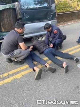 ▲山老鼠光天化日下滿載一級扁柏,仁愛分局上演攔截大戲。(圖/記者高堂堯翻攝)