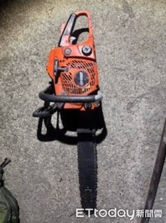 ▲山老鼠光天化日下滿載一級扁柏,仁愛分局上演攔截大戲。(圖/記者高堂堯翻攝)