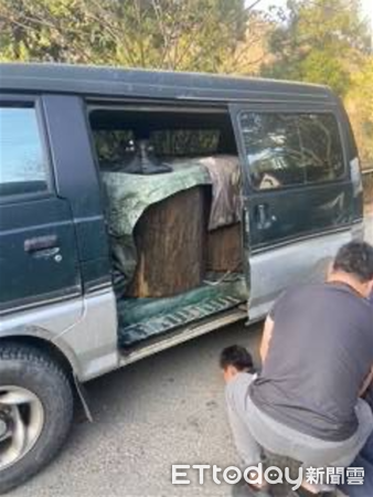 ▲山老鼠光天化日下滿載一級扁柏,仁愛分局上演攔截大戲。(圖/記者高堂堯翻攝)