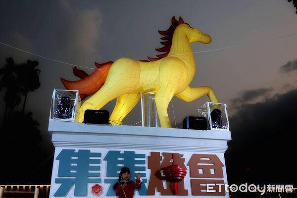 ▲南投燈會情人節浪漫開幕,駿馬、飛馬雙主燈破紀錄;集集燈會「花馬躍光影.石虎照集集」點燈熱鬧到3月3日。(圖/南投縣政府提供)