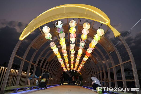 ▲南投燈會情人節浪漫開幕,駿馬、飛馬雙主燈破紀錄;集集燈會「花馬躍光影.石虎照集集」點燈熱鬧到3月3日。(圖/南投縣政府提供)