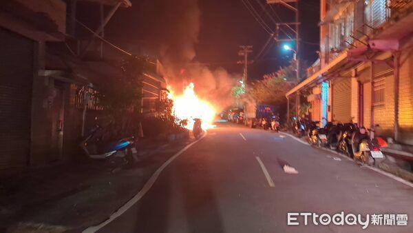 ▲▼基隆休旅車失火。(圖/記者郭世賢翻攝)