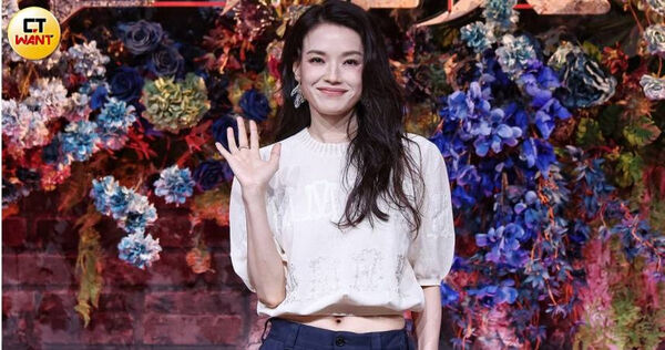 舒淇15日在社群發文求助,透露搭機遺失耳機充電盒。(圖/楊澍攝)