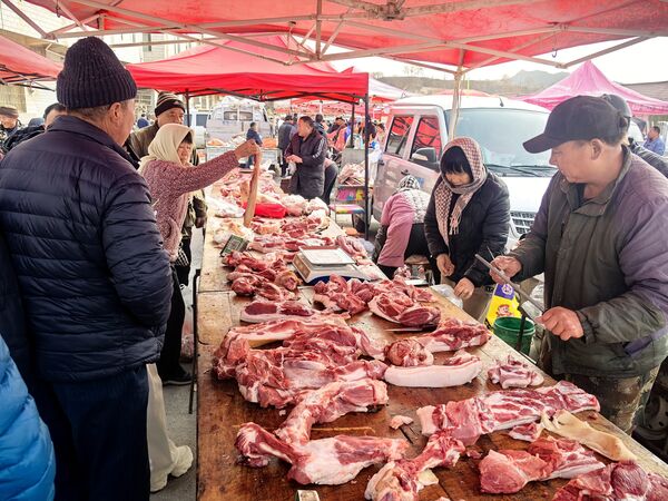 ▲山東濰坊民眾趕辦年貨。(圖/CFP)