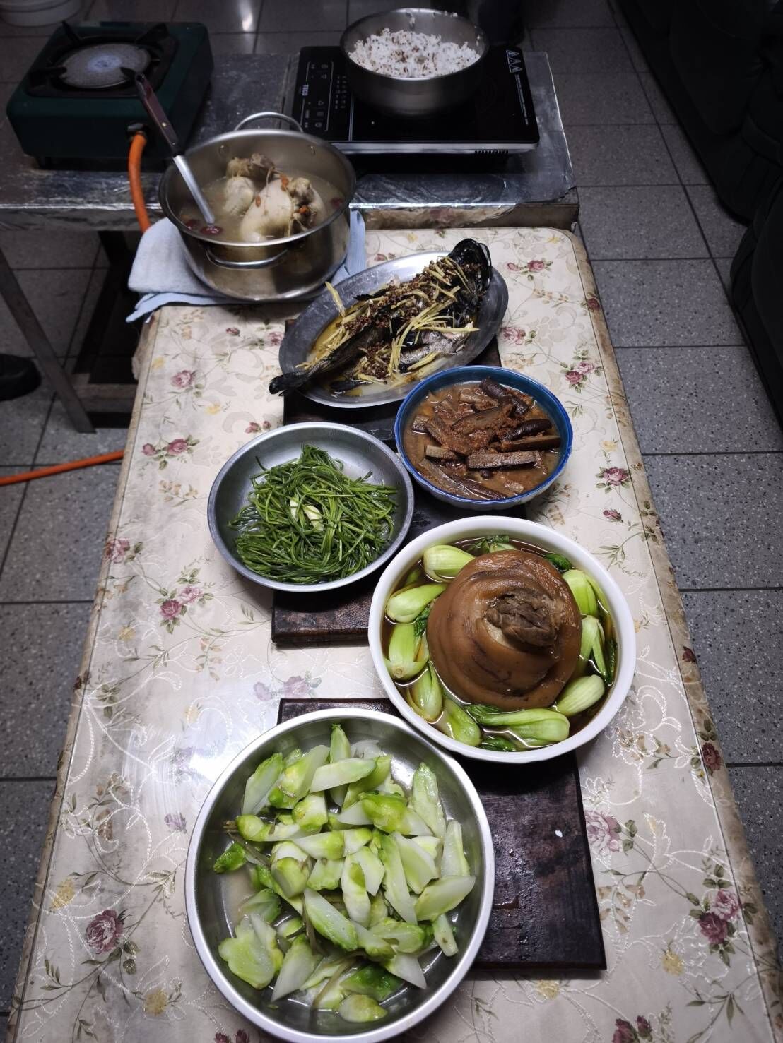 ▲▼玉山氣象站年夜飯。(圖/玉山氣象站提供)