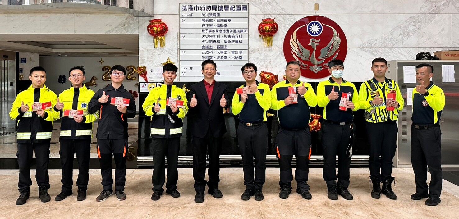 ▲春節連假守護市民安全 基隆消防局長慰問執勤同仁。(圖/記者郭世賢翻攝)