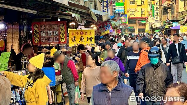 ▲瑞芳警部署便衣警力防扒竊。(圖/記者郭世賢翻攝)