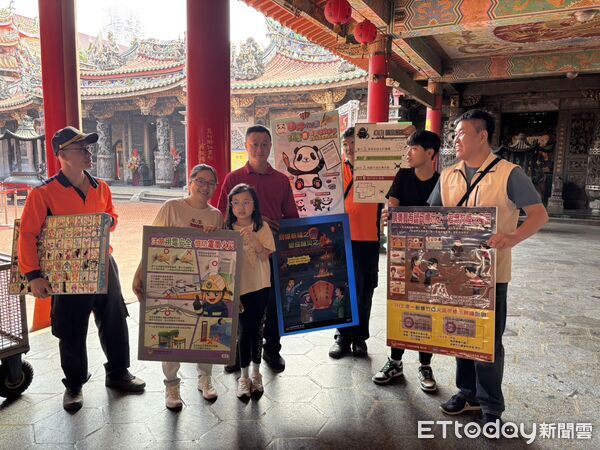 ▲北南消門消防分隊除夕前進南鯤鯓代天府,以走動式方式向參拜民眾宣導春節防火安全。(記者林東良翻攝,下同)