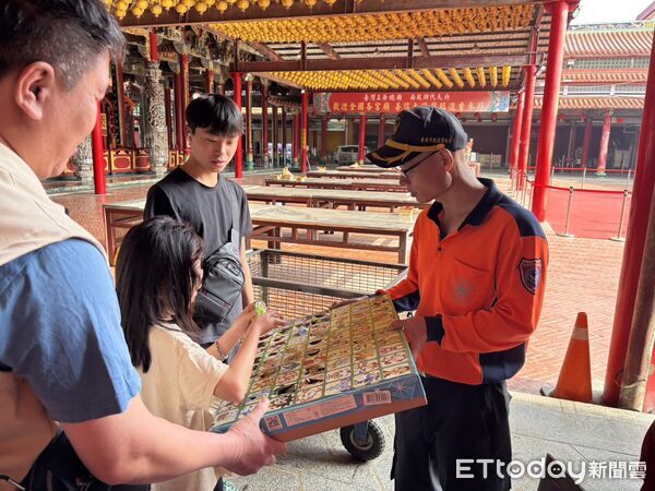 ▲北南消門消防分隊除夕前進南鯤鯓代天府,以走動式方式向參拜民眾宣導春節防火安全。(記者林東良翻攝,下同)