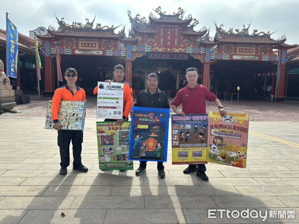 ▲北南消門消防分隊除夕前進南鯤鯓代天府,以走動式方式向參拜民眾宣導春節防火安全。(記者林東良翻攝,下同)