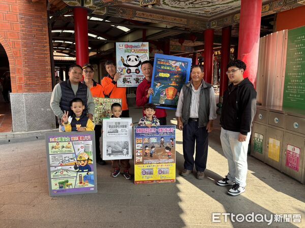 ▲北南消門消防分隊除夕前進南鯤鯓代天府,以走動式方式向參拜民眾宣導春節防火安全。(記者林東良翻攝,下同)