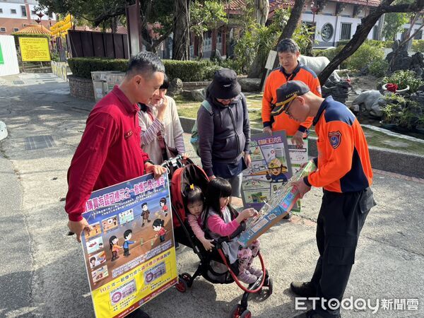 ▲北南消門消防分隊除夕前進南鯤鯓代天府,以走動式方式向參拜民眾宣導春節防火安全。(記者林東良翻攝,下同)