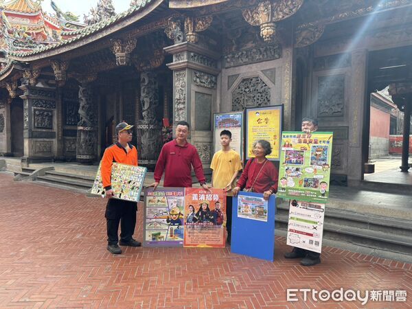 ▲北南消門消防分隊除夕前進南鯤鯓代天府,以走動式方式向參拜民眾宣導春節防火安全。(記者林東良翻攝,下同)