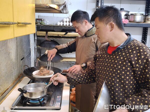 ▲▼玉山氣象站年夜飯。(圖/玉山氣象站提供)