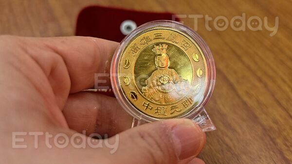 ▲楊姓國中生跟姊姊一起搶贏今年三鳳宮的頭香 。(圖/記者吳奕靖攝)