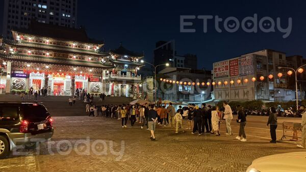 ▲楊姓國中生跟姊姊一起搶贏今年三鳳宮的頭香 。(圖/記者吳奕靖攝)