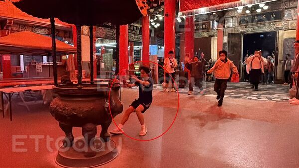 ▲楊姓國中生跟姊姊一起搶贏今年三鳳宮的頭香 。(圖/記者吳奕靖攝)