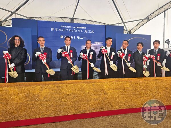 今年1月底,呂金發(左2)與長子、三嘉地產株式会社社長呂維哲(右2)率領近40名員工到熊本,為公寓式酒店舉行動土儀式。右1為熊本市議員澤田昌作,左1為立委李柏毅。