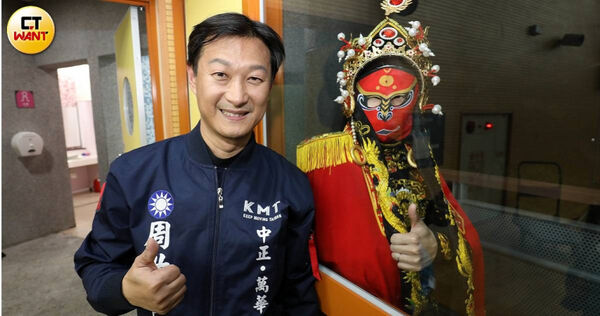 台北市中正萬華區市議員參選人周世雄去(2025)年初親赴四川成都拜師學習川劇變臉,如今常到各類活動公益演出。(圖/方萬民攝)