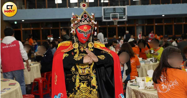 周世雄雖只學一個月,如今卻可變到15張左右的臉譜。他表示自己常在家練習,偶爾也不忘跟師傅視訊,以糾正技藝。(圖/方萬民攝)