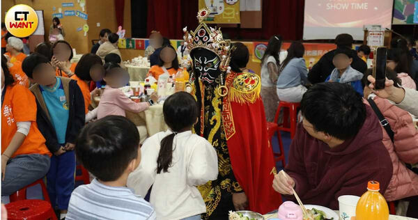 周世雄說,變臉可拉近人與人的距離,也可帶給民眾深刻印象和一些樂趣。(圖/方萬民攝)