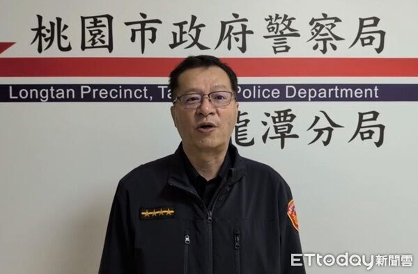 ▲龍潭分局聖亭派出所副所長曹培翔說明拘提遺棄親生骨肉的男子。(圖/龍潭警分局提供)