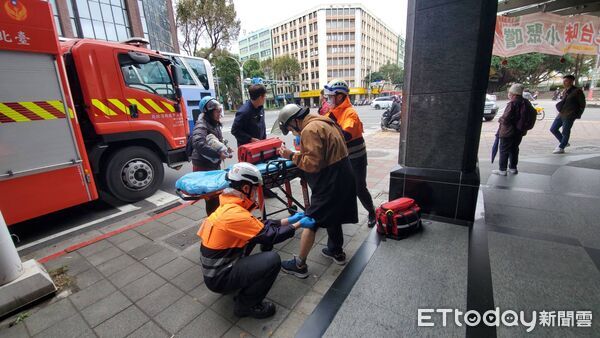 ▲▼北市車禍騎士遭夾 。(圖/記者黃彥傑攝)