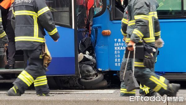 ▲▼北市車禍騎士遭夾 。(圖/記者黃彥傑攝)