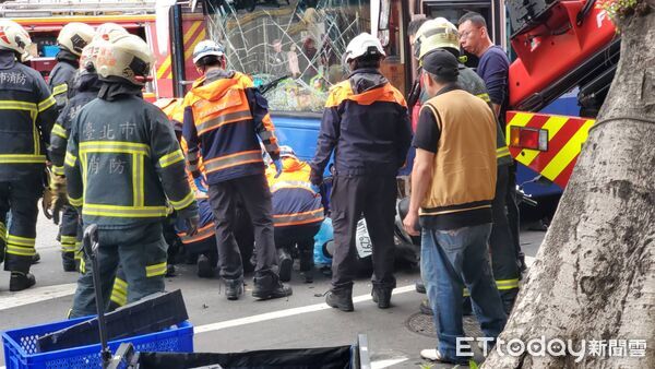 ▲▼北市車禍騎士遭夾 。(圖/記者黃彥傑攝)