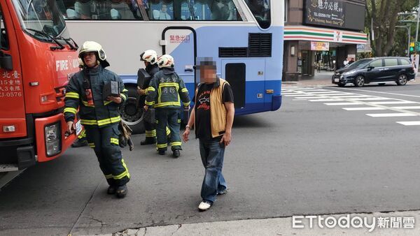 ▲▼北市車禍騎士遭夾 。(圖/記者黃彥傑攝)