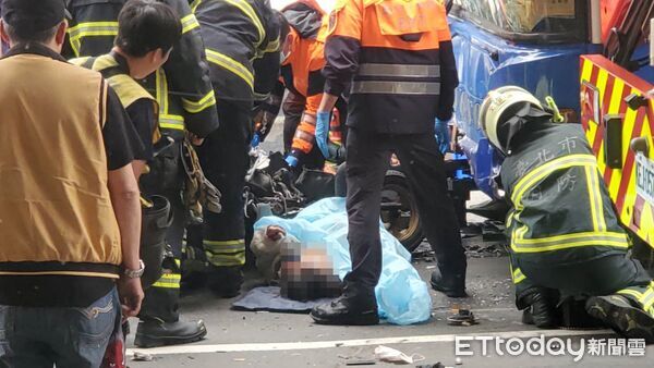 ▲▼北市車禍騎士遭夾 。(圖/記者黃彥傑攝)