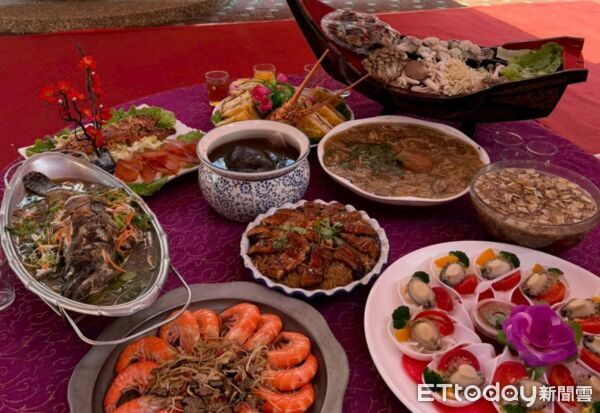 ▲辦桌海鮮料理整桌上菜,展現口湖產地直送的豐富物產。(圖/記者游瓊華翻攝)