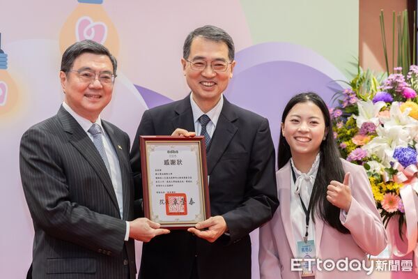 ▲暨大社工系「鏟子超人」熊亮心獲行政院長卓榮泰表揚。(圖/國立暨南國際大學提供)