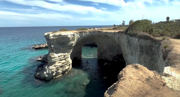 ▲▼義大利知名觀光勝地、被譽為「戀人拱門」(Lovers’ Arch)的自然奇景,在今年西洋情人節期間,因不敵強烈風暴襲擊而崩塌。(圖/路透)
