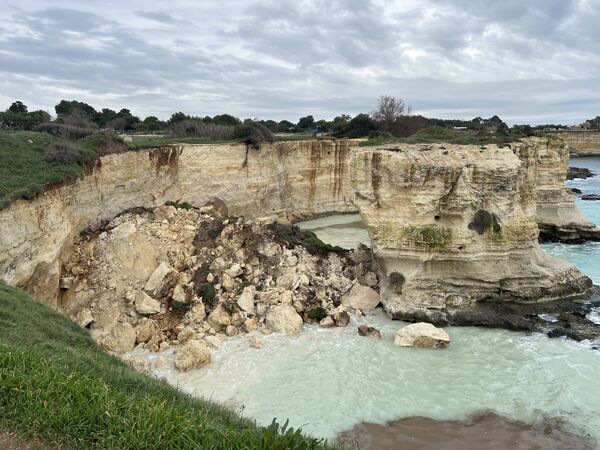▲▼義大利知名觀光勝地、被譽為「戀人拱門」(Lovers’ Arch)的自然奇景,在今年西洋情人節期間,因不敵強烈風暴襲擊而崩塌。(圖/路透)