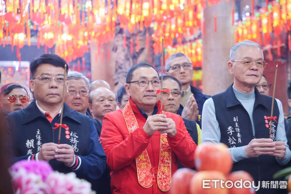 ▲▼侯友宜大年初一前往板橋慈惠宮、接雲寺,以及新莊慈祐宮、地藏庵參拜。(圖/新北市政府)