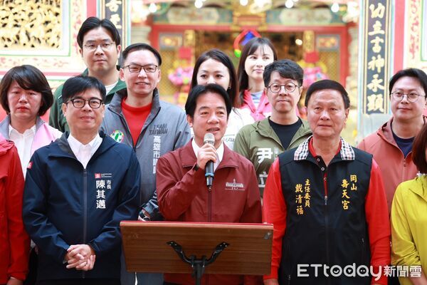 ▲賴清德大年初二來到高雄發紅包,稱讚陳其邁 。(圖/記者吳奕靖翻攝)