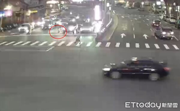 ▲▼離譜父不耐四歲女兒太吵,直接將女兒丟包大馬路,女童(紅圈)自行走到人行道。 (圖/記者邱中岳翻攝)