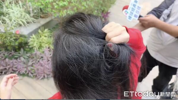 ▲呂姓女子出面親曝當時被抓頭髮 。(圖/記者吳奕靖翻攝)