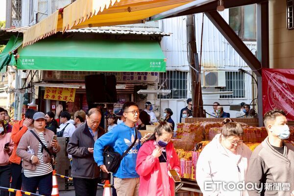 ▲副總統蕭美琴大年初三前往開基玉皇宮走春參拜,與市長黃偉哲發送總統府一元福袋,民眾排隊領取好兆頭。(記者林東良翻攝,下同)