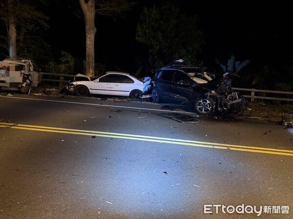 ▲▼台東台11線大貨車擦撞7車翻覆。(圖/記者楊晨東翻攝)