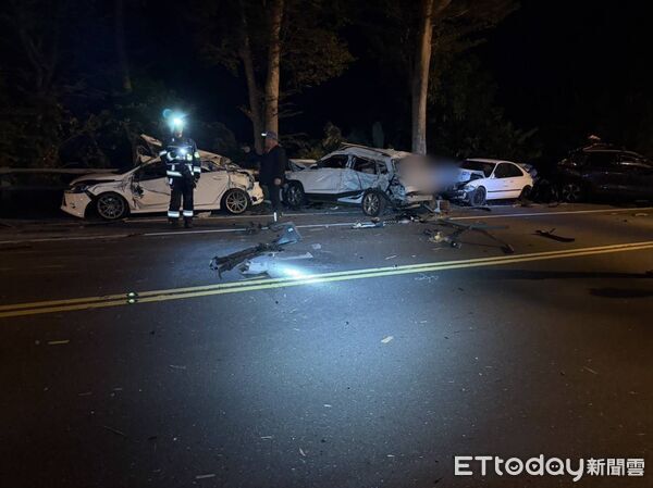 ▲▼台東台11線大貨車擦撞7車翻覆。(圖/記者楊晨東翻攝)