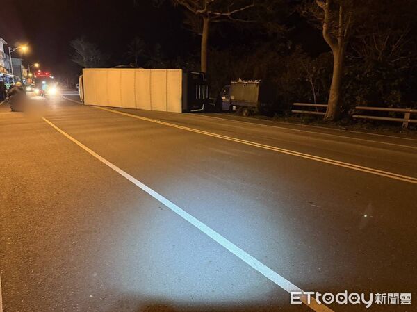 ▲▼台東台11線大貨車擦撞7車翻覆。(圖/記者楊晨東翻攝)