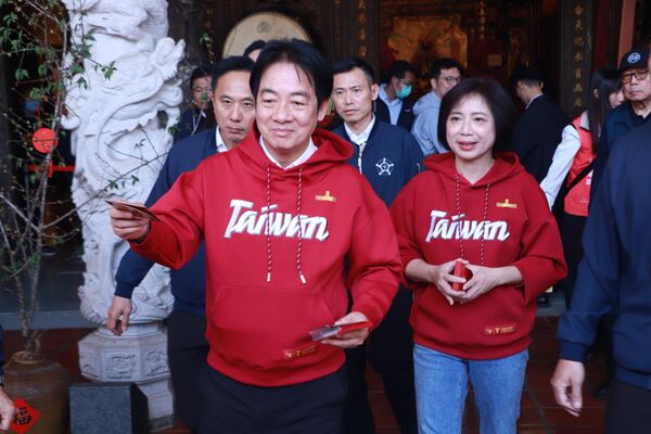 ▲▼民進黨立委、台中市長參選人何欣純合體總統賴清德發新春福袋。(圖/何欣純辦公室提供)