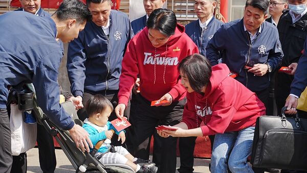 ▲▼民進黨立委、台中市長參選人何欣純合體總統賴清德發新春福袋。(圖/何欣純辦公室提供)