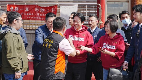 ▲▼民進黨立委、台中市長參選人何欣純合體總統賴清德發新春福袋。(圖/何欣純辦公室提供)