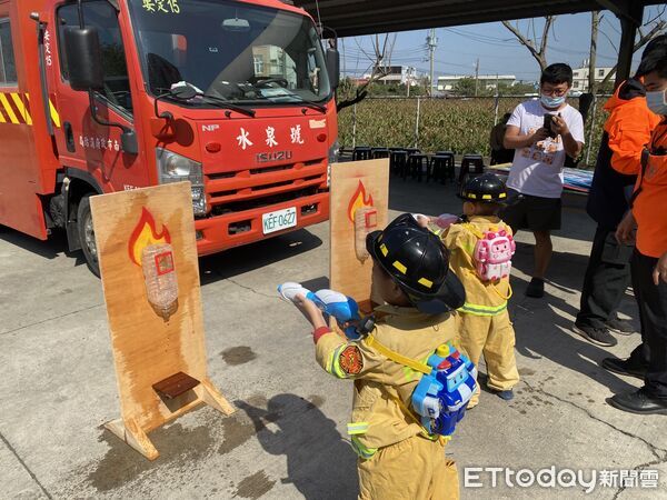▲安定消防隊前往古寶無患子生技園區舉辦新春防災宣導活動,吸引大批遊客參與。(記者林東良翻攝,下同)