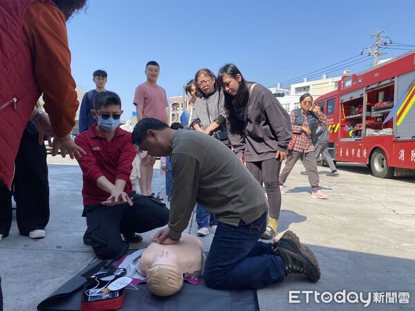 ▲安定消防隊前往古寶無患子生技園區舉辦新春防災宣導活動,吸引大批遊客參與。(記者林東良翻攝,下同)