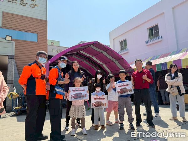 ▲安定消防隊前往古寶無患子生技園區舉辦新春防災宣導活動,吸引大批遊客參與。(記者林東良翻攝,下同)