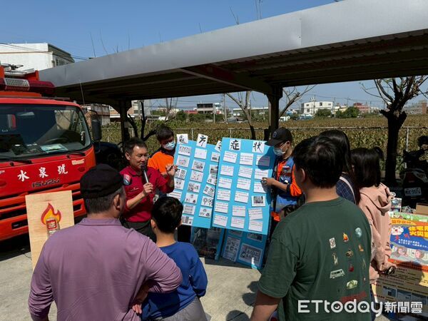 ▲安定消防隊前往古寶無患子生技園區舉辦新春防災宣導活動,吸引大批遊客參與。(記者林東良翻攝,下同)